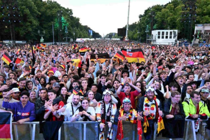 Torcedores na Fan Zone durante a Euro 2024 - Foto: Ralf Hirschberger/AFP via Getty Images -  (crédito: Ralf Hirschberger/AFP via Getty Images)