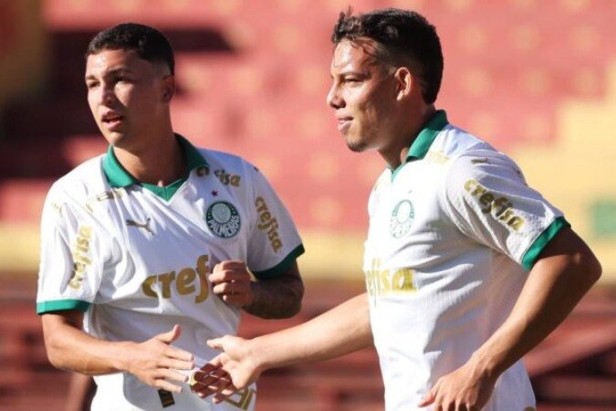 Jogadores comemorando um dos gols -  (crédito: Foto: Fábio Menotti / Palmeiras)