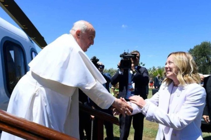 Papa chega ao G7 e é recebido pela primeira-ministra da Itália Giorgia Meloni -  (crédito: Vatican News)