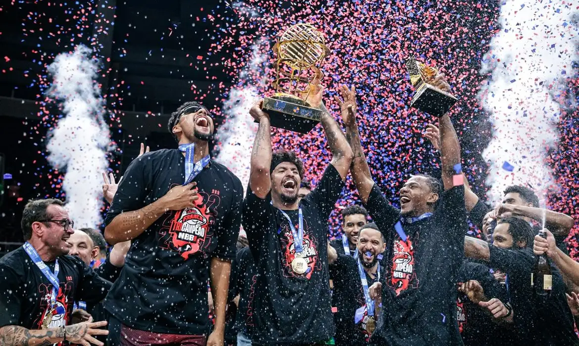 Após turbulências na temporada, Franca é tricampeão consecutivo na NBB -  (crédito: EBC)