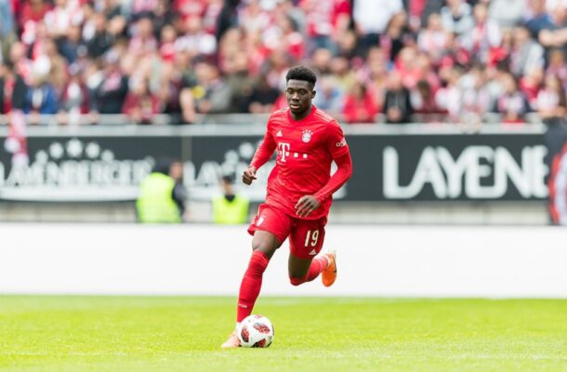 Real Madrid aguarda definição de Alphonso Davies antes de fazer investida