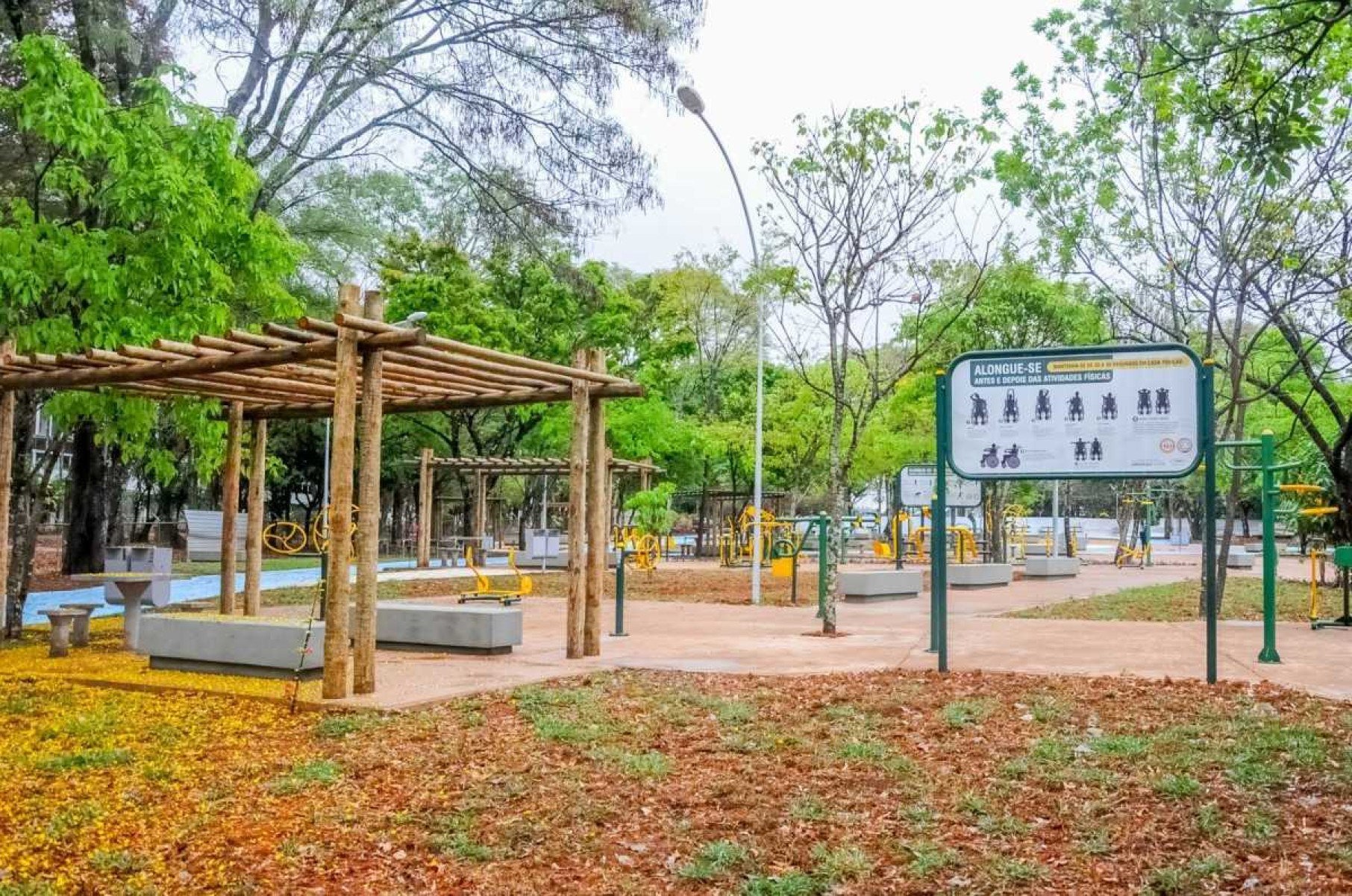 Na Praça Maria Cláudia Del’Isola foram instalados pontos de encontro comunitários, incluindo um adaptado para pessoas com deficiência