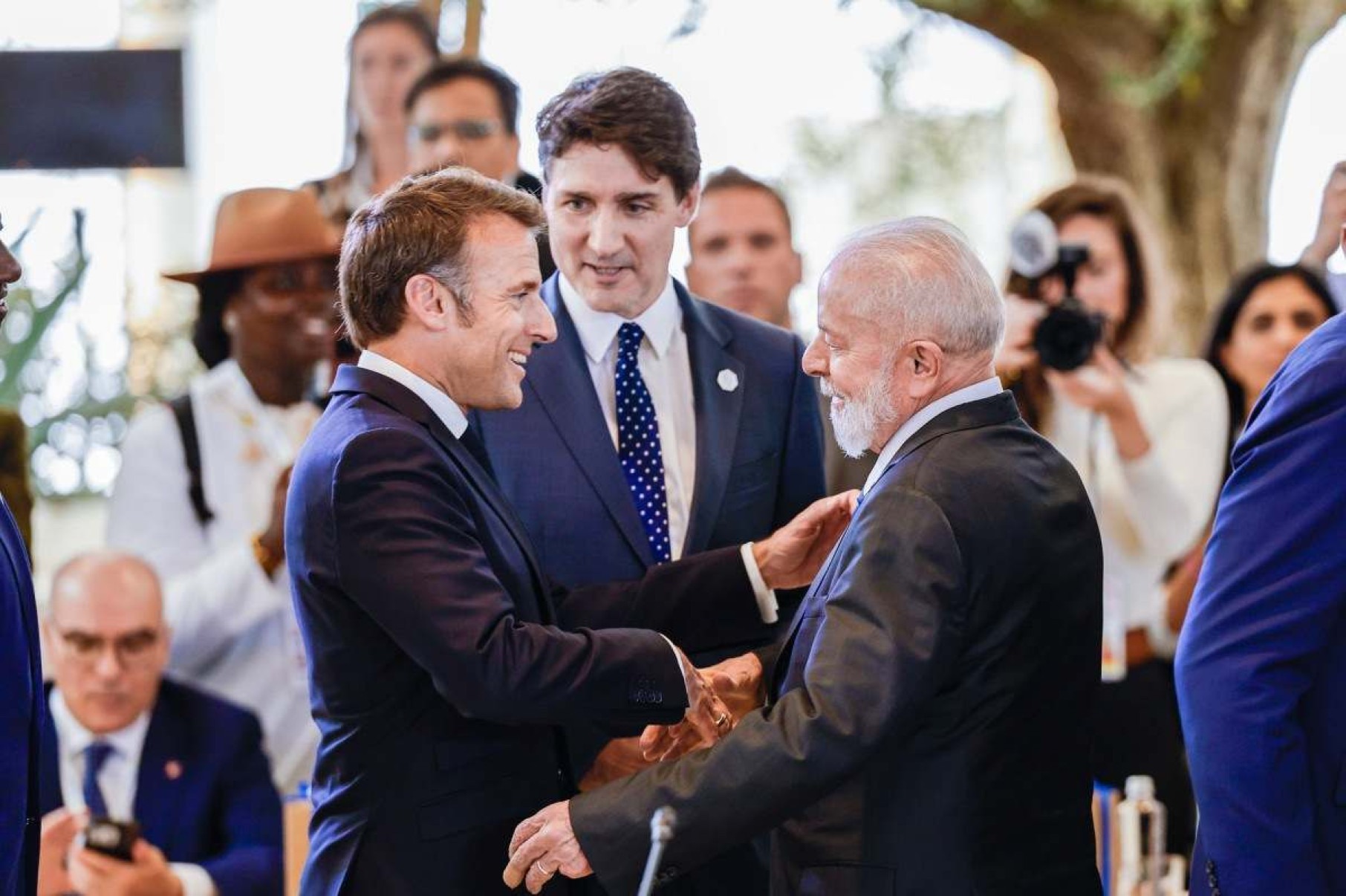 Presidente Lula cumprimenta o presidente da França, Emmanuel Macron, durante Cúpula do G7, na Itália