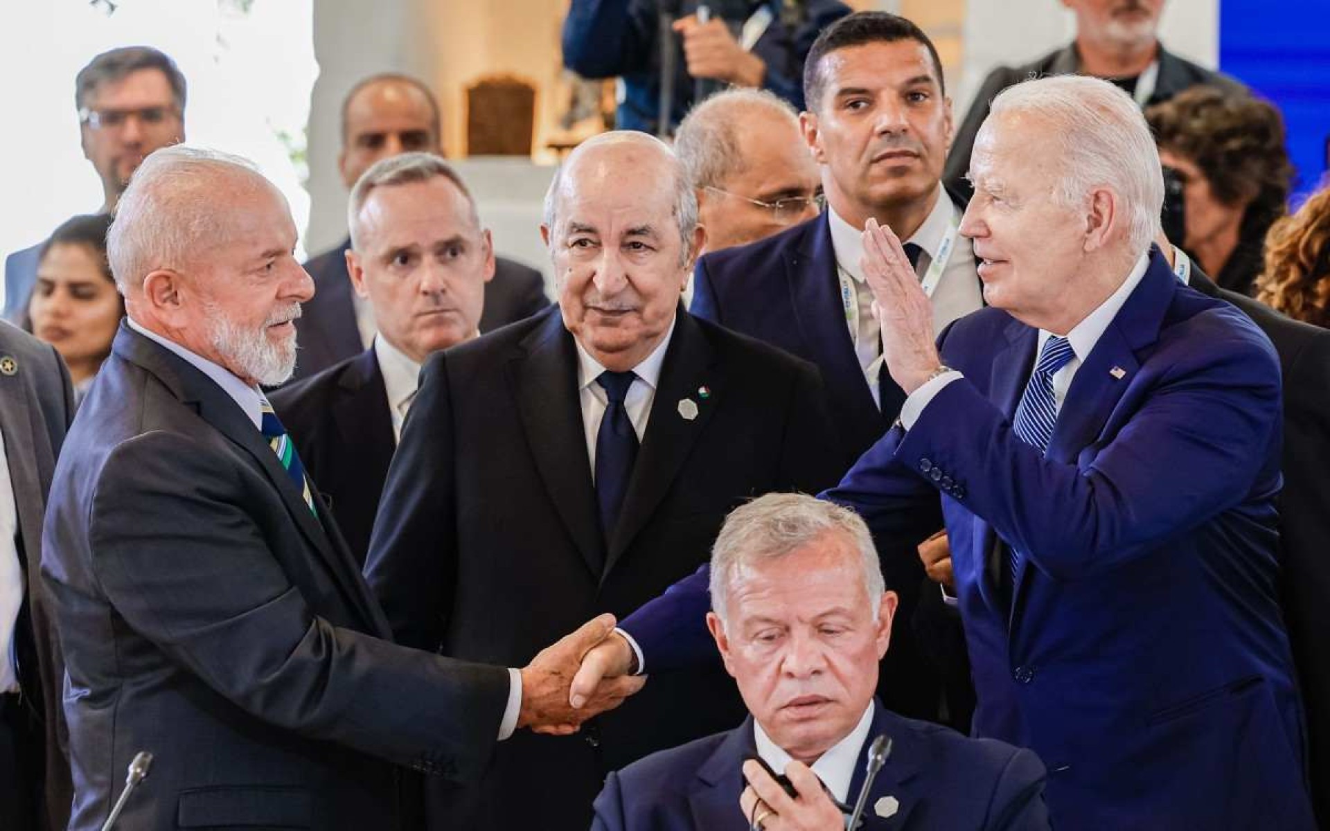 Presidente Lula cumprimenta o presidente dos Estados Unidos, Joe Biden, durante Cúpula do G7 na Itália