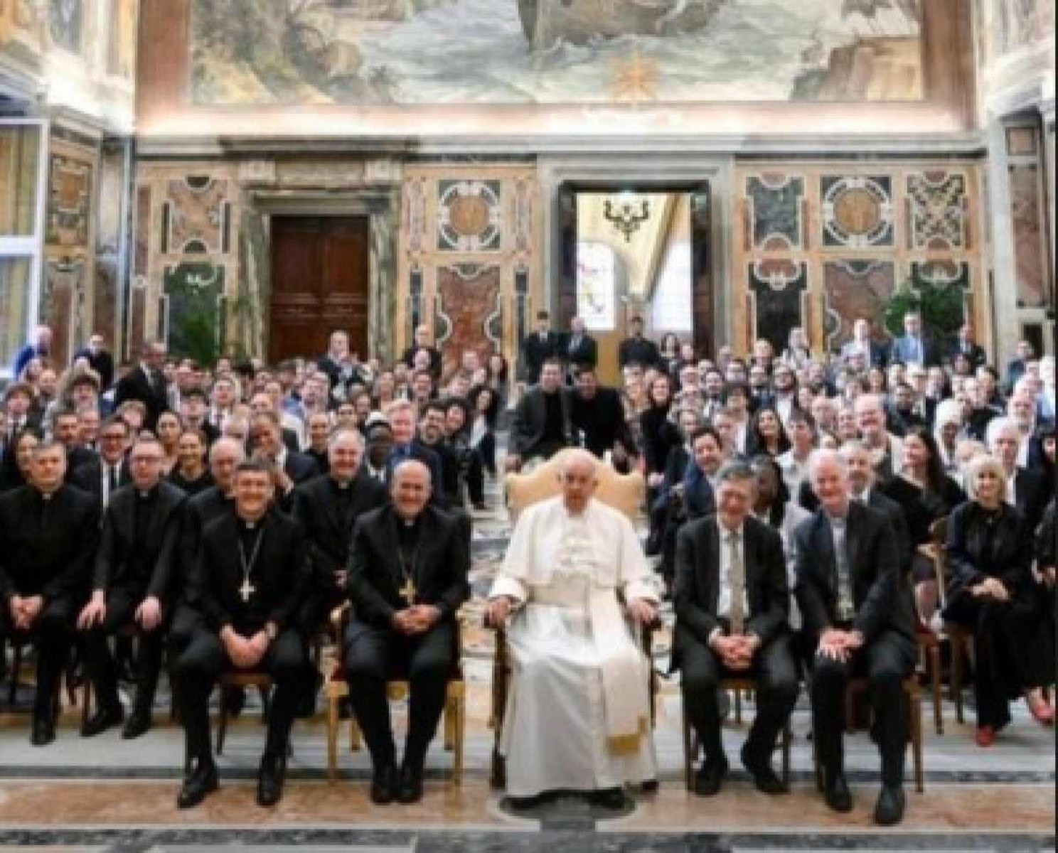 Comediantes brasileiros se encontram com o papa no Vaticano 