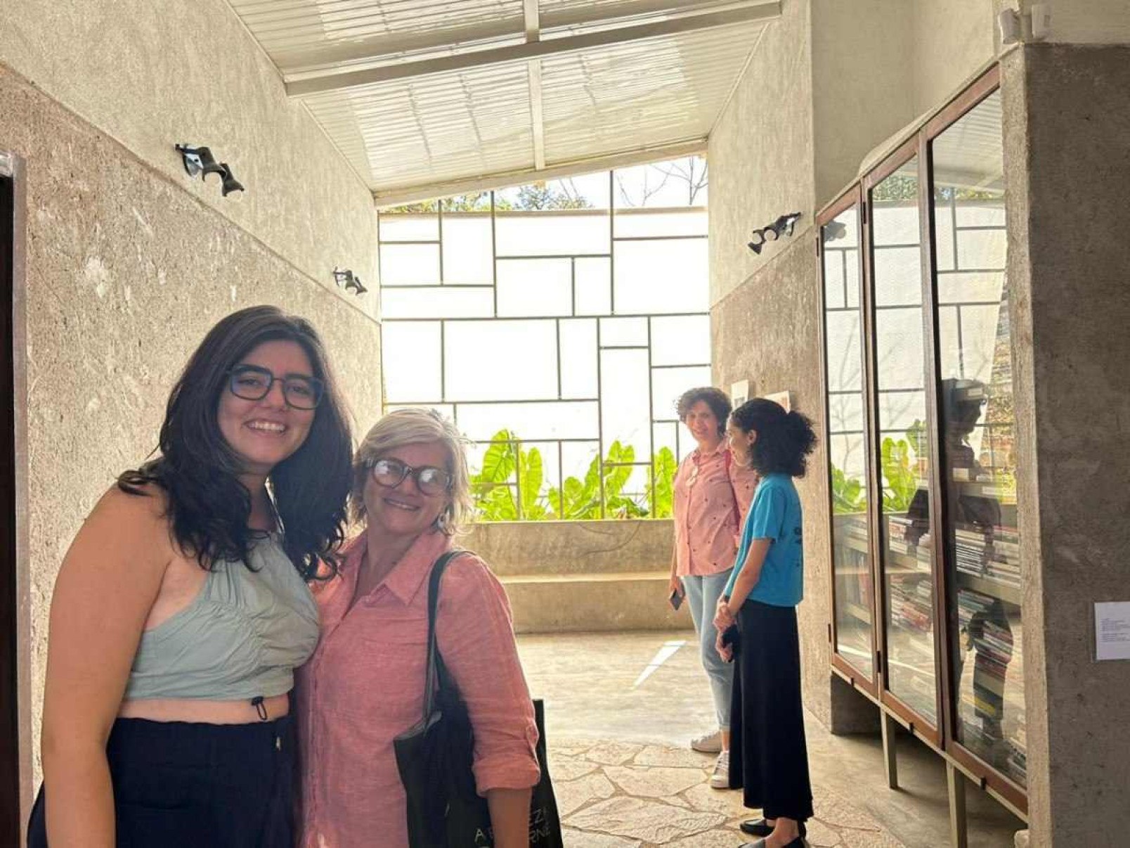Sofia Rodrigues Barbosa e Alessandra França em visita no ateliê Vilarejo 21