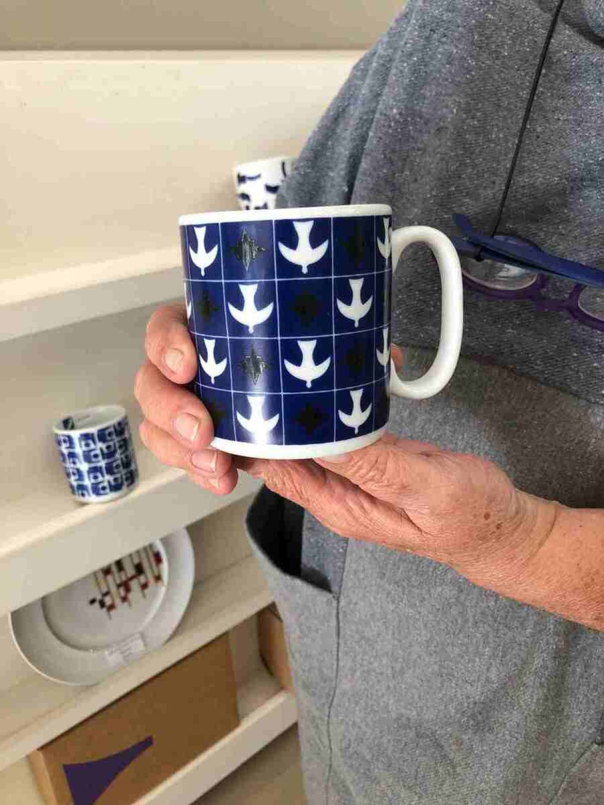 Caneca com o famoso desenho dos azulejos da Igrejinha da 308 Sul,, de autoria de Athos Bulcão