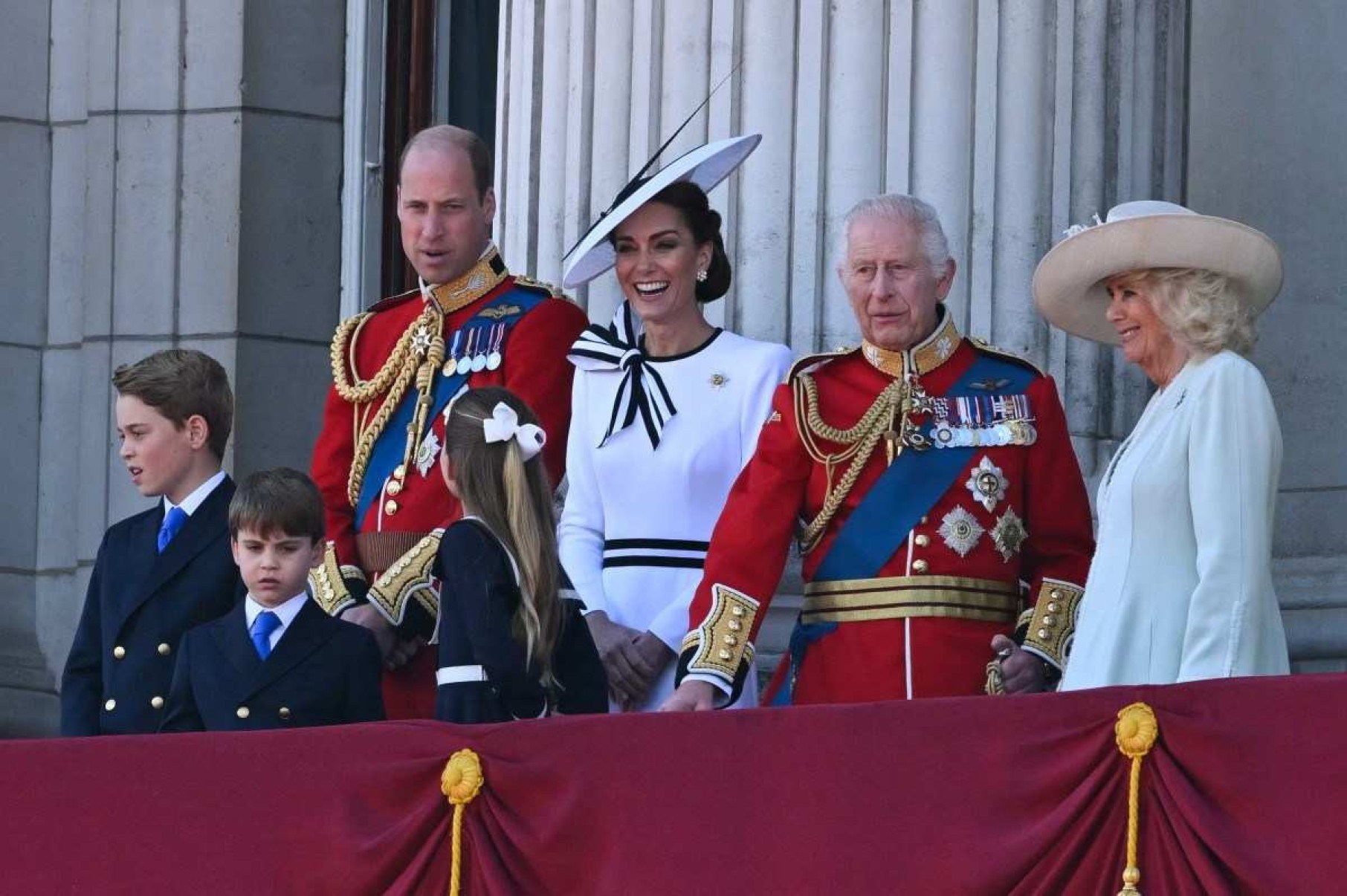Kate, Princesa de Gales, está fazendo um retorno à vida pública pela primeira vez desde que foi diagnosticada com câncer, participando do desfile militar Trooping the Color no centro de Londres.