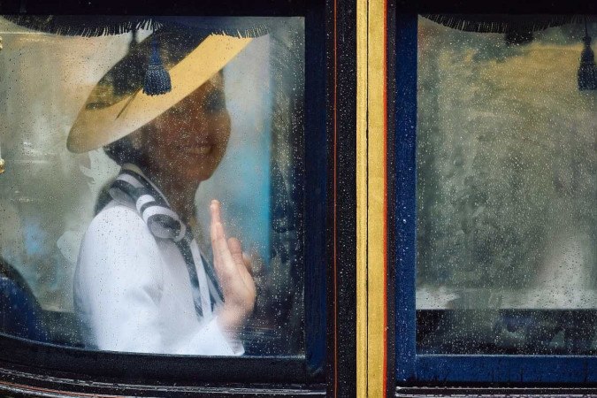 Kate, Princesa de Gales, está fazendo um retorno à vida pública pela primeira vez desde que foi diagnosticada com câncer, participando do desfile militar Trooping the Color no centro de Londres. -  (crédito: JUSTIN TALLIS / AFP)