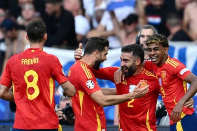 O barbudo Carvajal (camisa 2) é celebrado após fazer o terceiro gol da Espanha sobre a Croácia -  (crédito:  Foto: Christophe Simon/AFP via Getty Images)