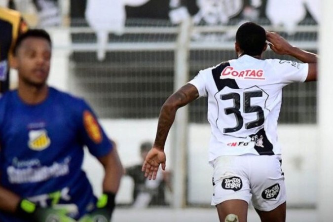 Gabriel Novaes corre em disparada para comemorar o seu gol diante do Novorizontino -  (crédito: Foto: Divulgação / Ponte Preta)