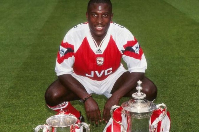 Kevin Campbell posa com seus troféus pelo Arsenal, time que o revelou -  (crédito:  Monica)