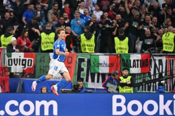  Italy's midfielder #18 Nicolo Barella celebrates scoring his team's second goal during the UEFA Euro 2024 Group B football match between Italy and Albania at the BVB Stadion in Dortmund on June 15, 2024. (Photo by Alberto PIZZOLI / AFP) (Photo by ALBERTO PIZZOLI/AFP via Getty Images)
     -  (crédito:  AFP via Getty Images)