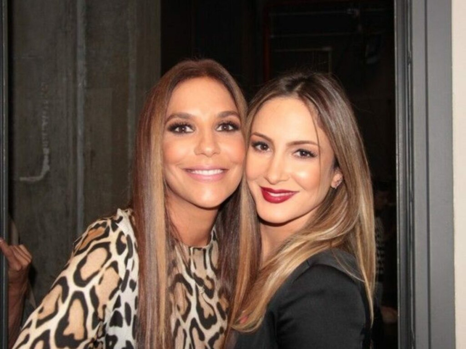 Claudia Leitte recebe apoio de Ivete Sangalo após levar susto em avião