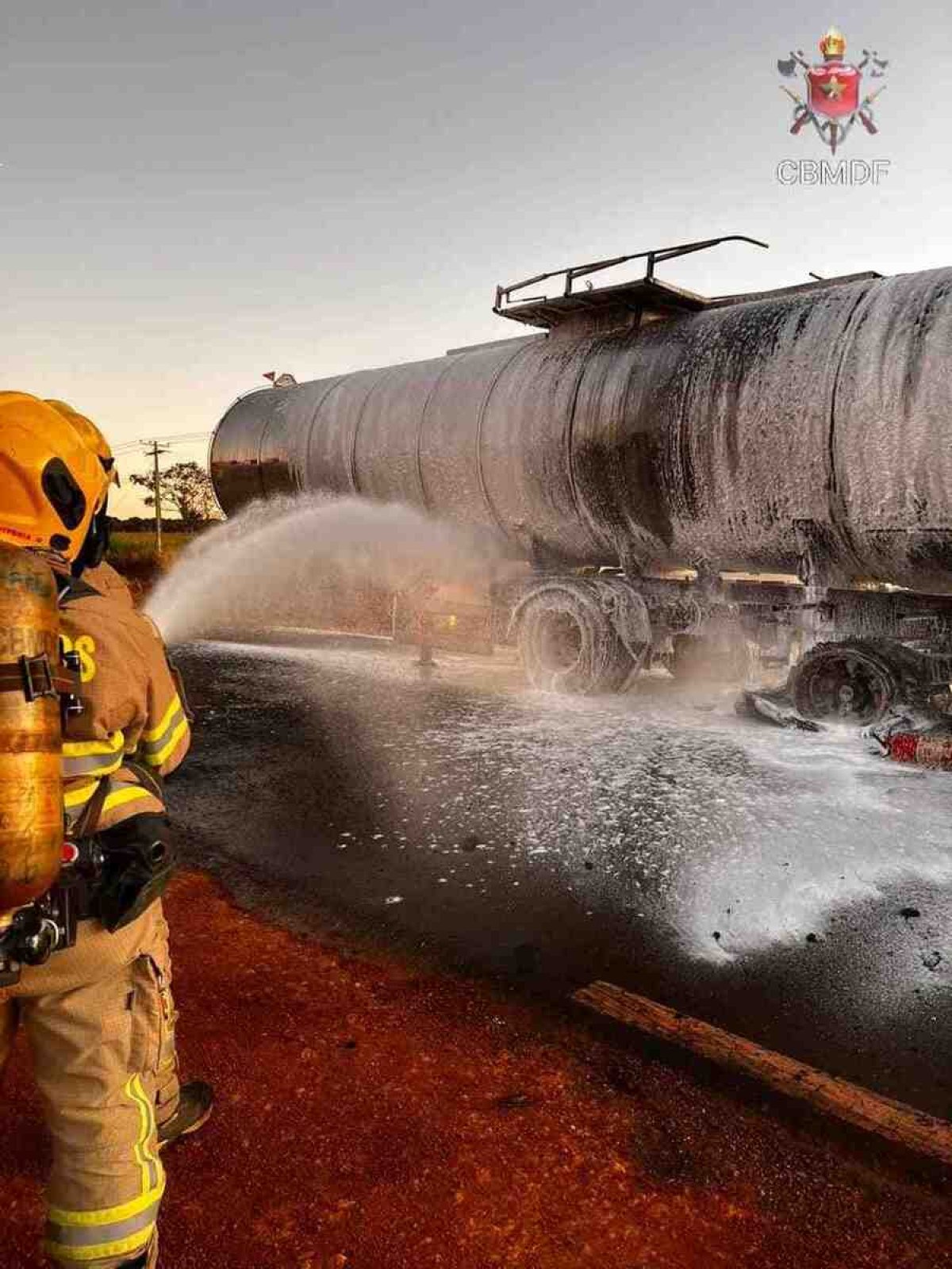 Os bombeiros apagaram o fogo com o uso de espuma extintora 