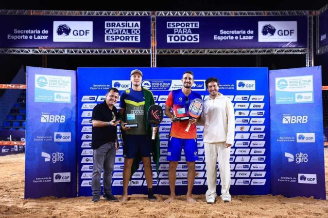 André Baran (E) é o número 1 do beach tennis do Brasil e o 4 do mundo -  (crédito: Marcello Zambrana)