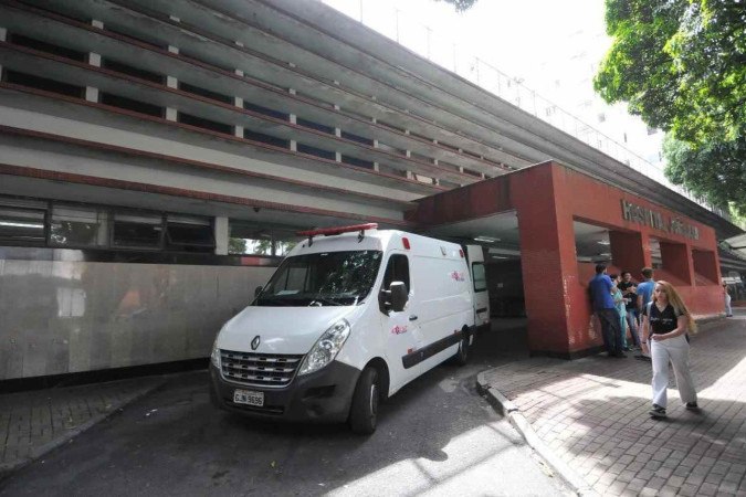 Homem que caiu em córrego em Sabará foi encaminhado para o Hospital João XXIII -  (crédito: Gladyston Rodrigues/EM/D.A Press)