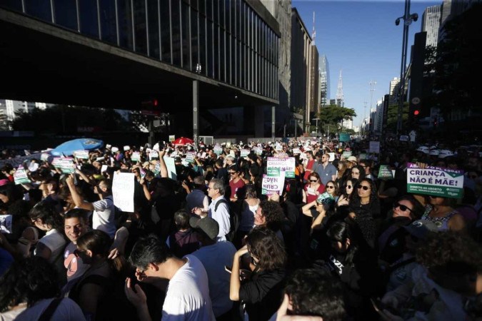 Manifestantes ocuparam a Avenida Paulista, em frente ao Masp

 -  (crédito: Paulo Pinto/Agência Brasil)
