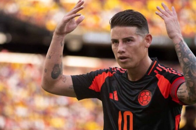  Colombia's forward #10 James Rodriguez gestures to the crowd during the international friendly football match between the USA and Colombia at Commanders Field in Greater Landover, Maryland, on June 8, 2024. (Photo by ROBERTO SCHMIDT / AFP) (Photo by ROBERTO SCHMIDT/AFP via Getty Images)
     -  (crédito:  AFP via Getty Images)