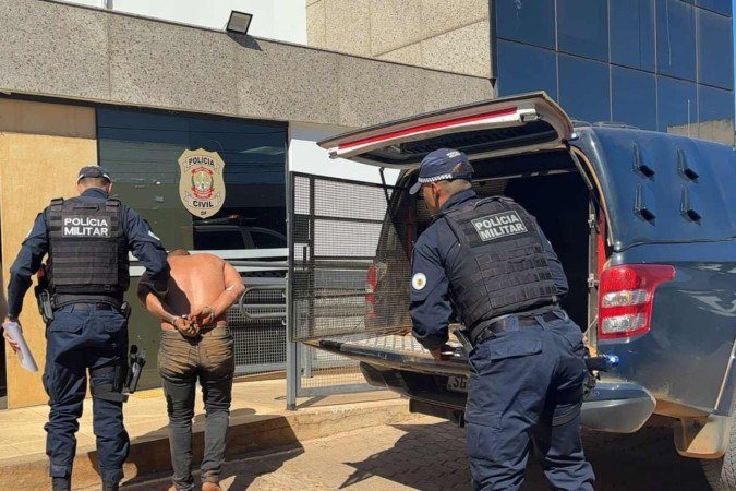 Após ser liberado do hospital, Wederson foi conduzido à 8ª DP para prestar depoimento - (crédito: Letícia Guedes) Após ser liberado do hospital, Wederson foi conduzido à 8ª DP para prestar depoimento - (crédito: Letícia Guedes)