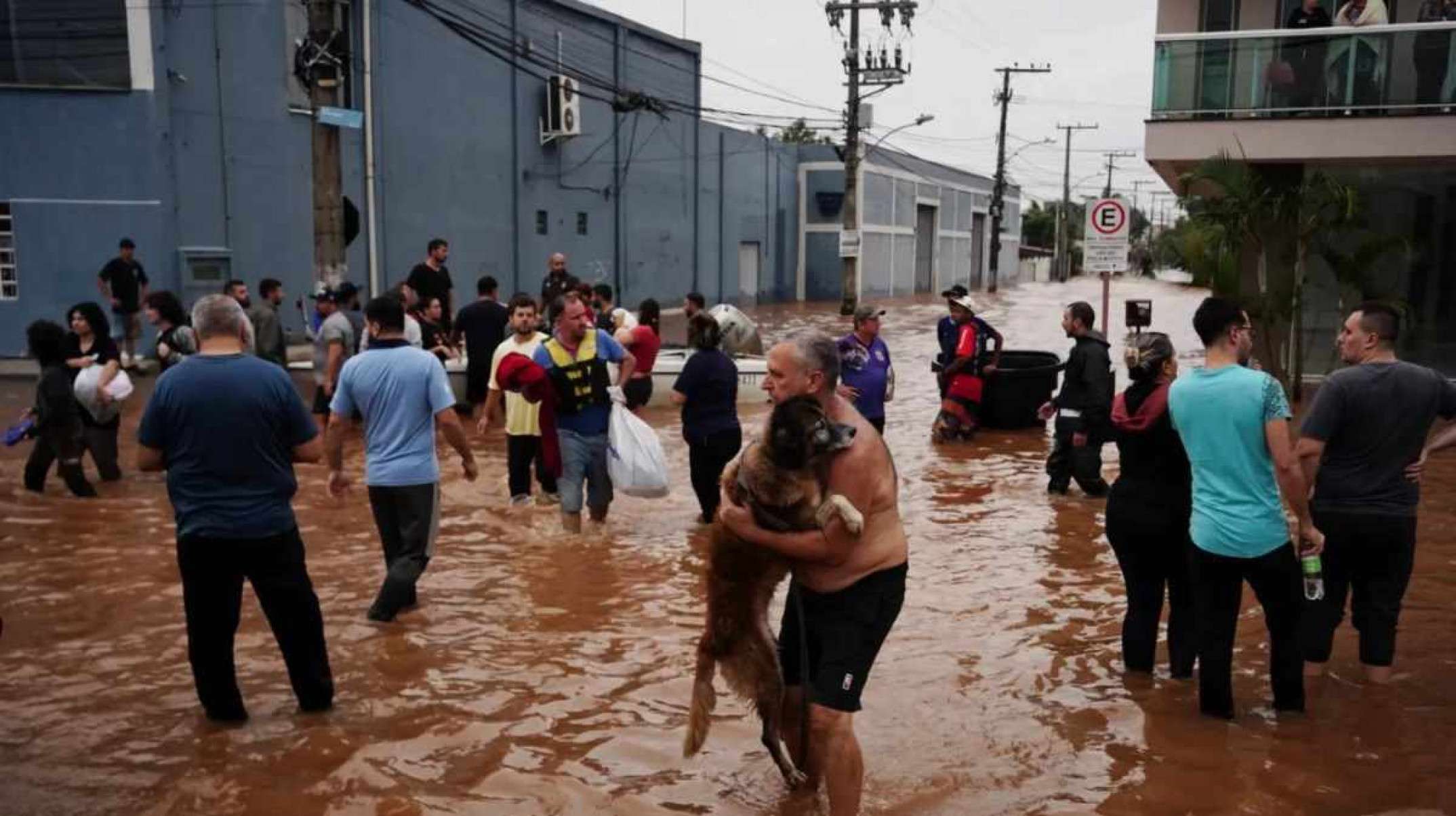 Guaíba volta a inundar Porto Alegre