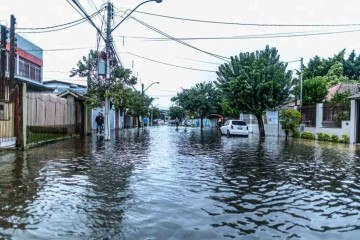 Enchentes que atingiram o Rio Grande do Sul no começo deste ano deixaram um rastro de destruição e marcaram a história do país -  (crédito:  Reprodução/Redes Sociais)