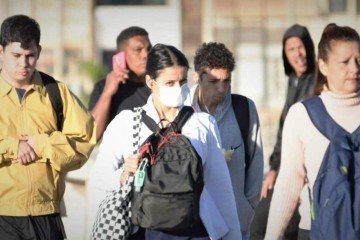 Brasilienses têm se agasalhado para sair de casa -  (crédito: ED ALVES/CB/D.A Press)