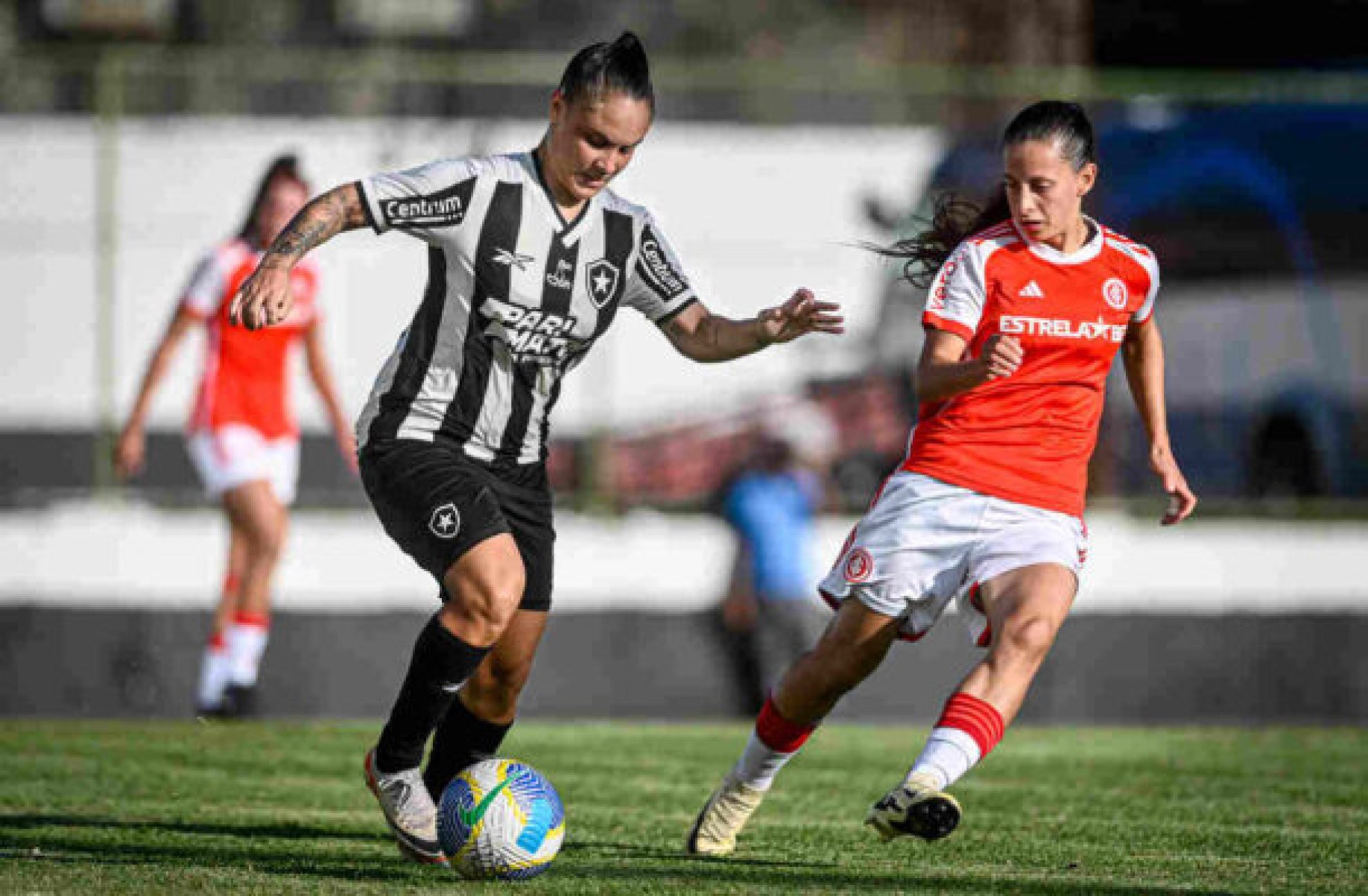Internacional vence Botafogo e respira no Brasileirão Feminino