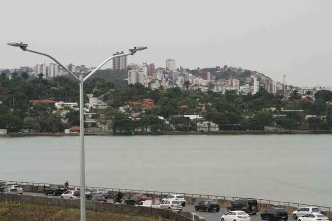 O Corpo de Bombeiros foi acionado na Avenida Presidente Antônio Carlos, próximo à barragem -  (crédito: Edésio Ferreira/EM/D.A. Press)