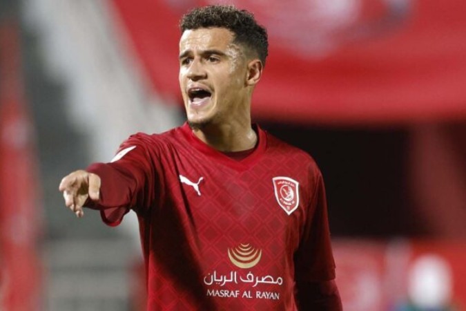  Duhail's Brazilian midfielder #09 Philippe Coutinho speaks to teammates during the AFC Champions League Group E football match between Qatar's Al-Duhail and Iran's Persepolis at Abdullah bin Khalifa Stadium in Doha on October 2, 2023. (Photo by Karim JAAFAR / AFP) (Photo by KARIM JAAFAR/AFP via Getty Images)
     -  (crédito:  AFP via Getty Images)