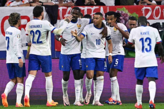  (From L to R) France's midfielder #07 Antoine Griezmann, France's defender #22 Theo Hernandez, France's forward #15 Marcus Thuram, France's forward #10 Kylian Mbappe and France's defender #05 Jules Kounde celebrate the first goal during the UEFA Euro 2024 Group D football match between Austria and France at the Duesseldorf Arena in Duesseldorf on June 17, 2024. (Photo by OZAN KOSE / AFP)
     -  (crédito:  AFP via Getty Images)