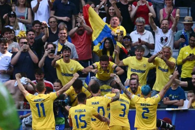  Romania's midfielder #18 Razvan Marin celebrates scoring his team's second goal with his team mates and their fans during the UEFA Euro 2024 Group E football match between Romania and Ukraine at the Munich Football Arena in Munich on June 17, 2024. (Photo by Fabrice COFFRINI / AFP) (Photo by FABRICE COFFRINI/AFP via Getty Images)
     -  (crédito:  AFP via Getty Images)
