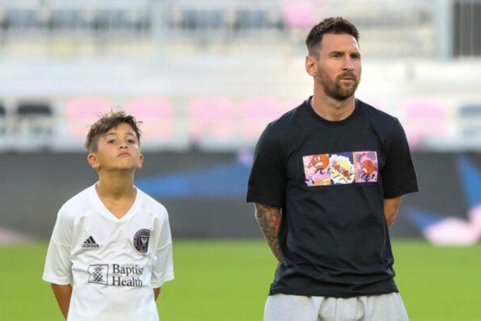  Inter Miami's Argentine forward Lionel Messi (R) and his son Inter Miami's U-12 Thiago Messi (2nd R) look on ahead of the during the inaugural Inter Miami CF Youth International Cup football match between Inter Miami U-12 and Orlando SC U-12 at Chase Stadium in Fort Lauderdale, Florida on May 24, 2024. (Photo by Chris ARJOON / AFP)
     -  (crédito:  AFP via Getty Images)