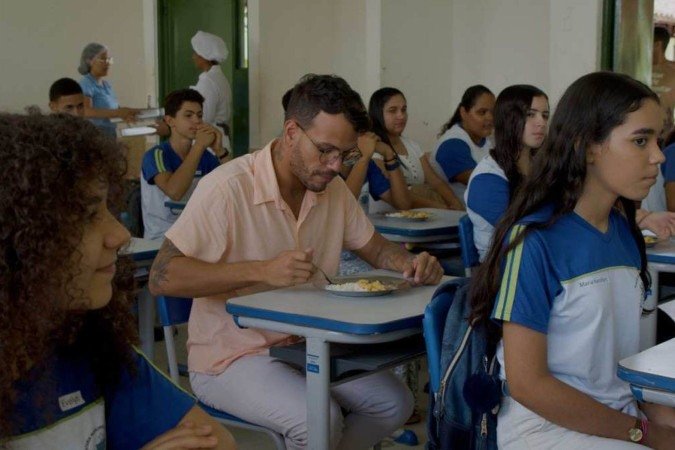 Jurados, como Thawã Calixto, professor de gastronomia, avaliam o sabor e o valor nutritivo das refeições servidas aos estudantes de todo o país