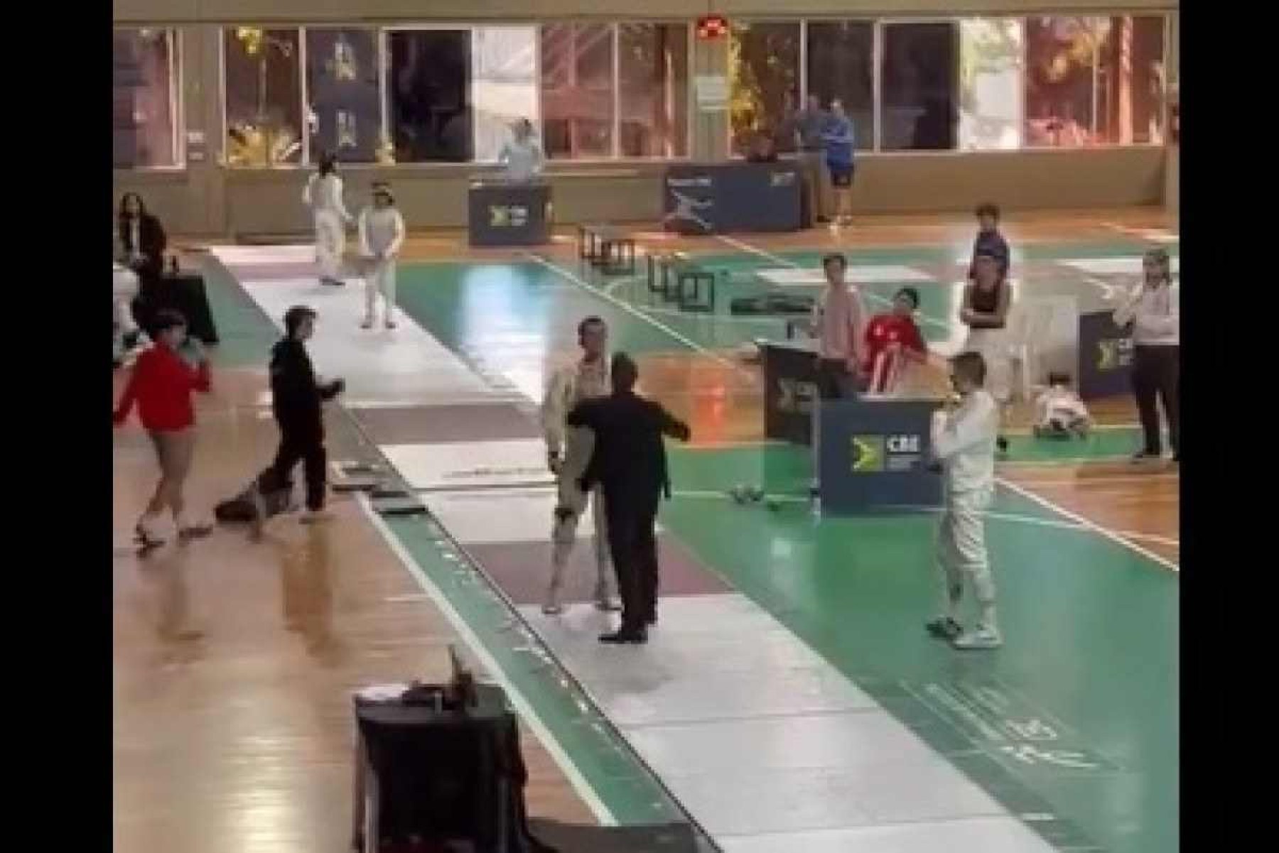 Atleta e árbitro trocam socos em competição de esgrima; veja vídeo