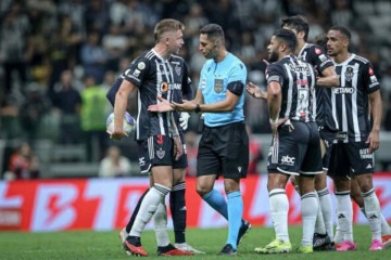 A arbitragem no Brasil é vergonhosa e prejudica todos os clubes - Foto: Pedro Souza/Atlético