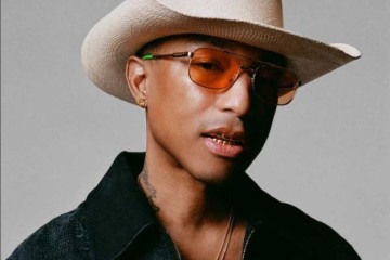 Pharrell Williams compareceu ao museu para o anúncio, com o piloto Lewis Hamilton -  (crédito: Jeff Henrikson/ Reprodução Instagram @pwilliamsworld )