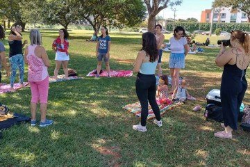 Clube Yoga do Riso está aberto à comunidade na Parque da Cidade, todo primeiro domingo do mês, às 10h. -  (crédito: Arquivo Pessoal)
