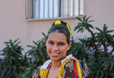  Quadrilhas juninas ajudam a transformar as vidas das pessoas. Na foto, Izabela Cristina, 16 anos. 