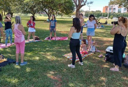 Clube Yoga do Riso está aberto à comunidade na Parque da Cidade, todo primeiro domingo do mês, às 10h. -  (crédito: Arquivo Pessoal)