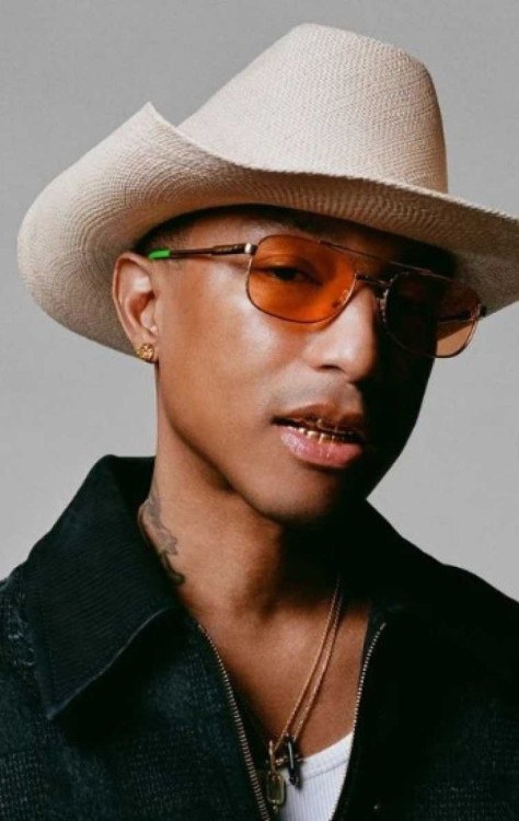 Pharrell Williams compareceu ao museu para o anúncio, com o piloto Lewis Hamilton -  (crédito: Jeff Henrikson/ Reprodução Instagram @pwilliamsworld )