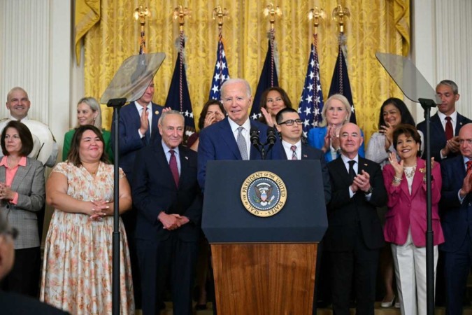 Joe Biden discursa durante evento para marcar o 12º ano do DACA, programa que impede a deportação de migrantes que chegaram ainda crianças aos EUA -  (crédito: Drew Angerer/AFP)