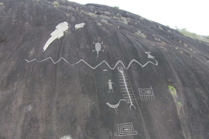 O pesquisador José Oliver diante das rochas onde estão alguns dos desenhos rupestres gigantes -  (crédito: Philip Riris)
