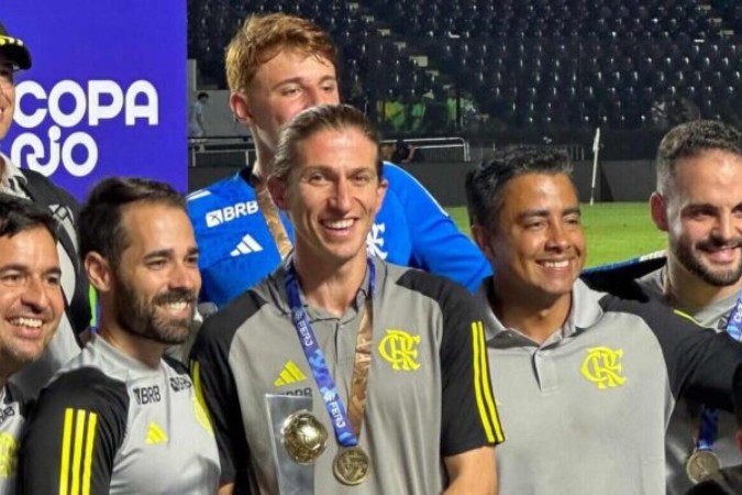 Filipe Luís com a taça da Copa Rio Sub-17 -  (crédito: Foto: Lucas Bayer / Jogada10)