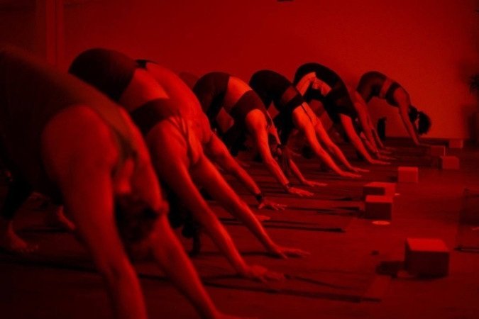 Prática de hot yoga no Vidya Studio