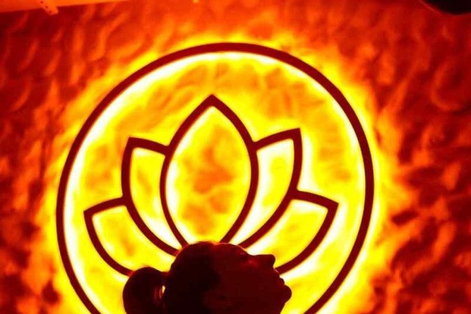 Prática de hot yoga no Vidya Studio