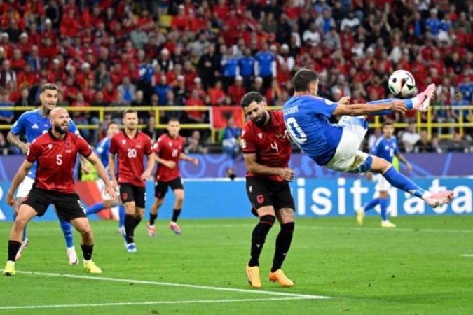  Albania's defender #04 Elseid Hisaj fights for the ball with Italy's midfielder #10 Lorenzo Pellegrini during the UEFA Euro 2024 Group B football match between Italy and Albania at the BVB Stadion in Dortmund on June 15, 2024. (Photo by INA FASSBENDER / AFP) (Photo by INA FASSBENDER/AFP via Getty Images)
     -  (crédito:  AFP via Getty Images)