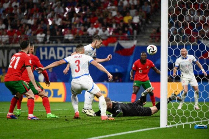 Czech Republic's defender #04 Robin Hranac (Rear C) scores a own goal during the UEFA Euro 2024 Group F football match between Portugal and the Czech Republic at the Leipzig Stadium in Leipzig on June 18, 2024. (Photo by Christophe SIMON / AFP)
- (crédito: AFP via Getty Images) Czech Republic's defender #04 Robin Hranac (Rear C) scores a own goal during the UEFA Euro 2024 Group F football match between Portugal and the Czech Republic at the Leipzig Stadium in Leipzig on June 18, 2024. (Photo by Christophe SIMON / AFP)
- (crédito: AFP via Getty Images)