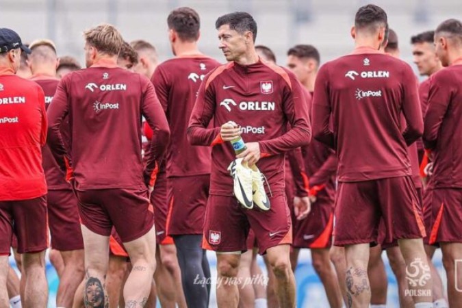 Lewandowski (C) durante treinamento da Polônia - Foto: Divulgação/@LaczyNasPilka (Seleção Polonesa de Futebol) -  (crédito: Divulgação/@LaczyNasPilka (Seleção Polonesa de Futebol))