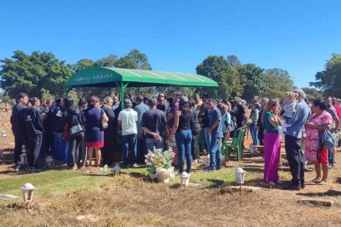 Emoção e revolta marcam enterro de Jainia Delfina, vítima de feminicídio
 -  (crédito: DA Press/ Ed Alves )